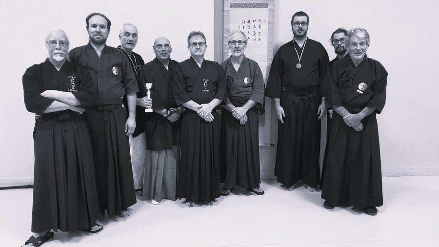 Groupe d'iaïdo en tenue traditionnelle