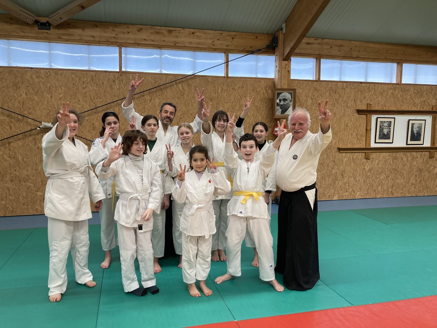 Cours au CYAM Yerres : élèves et professeur sur le tatami